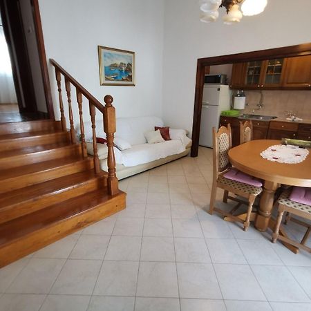 Apartments Srdan Vinišće Eksteriør bilde