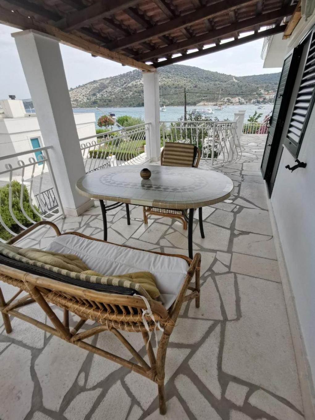 Apartments Srdan Vinišće Eksteriør bilde