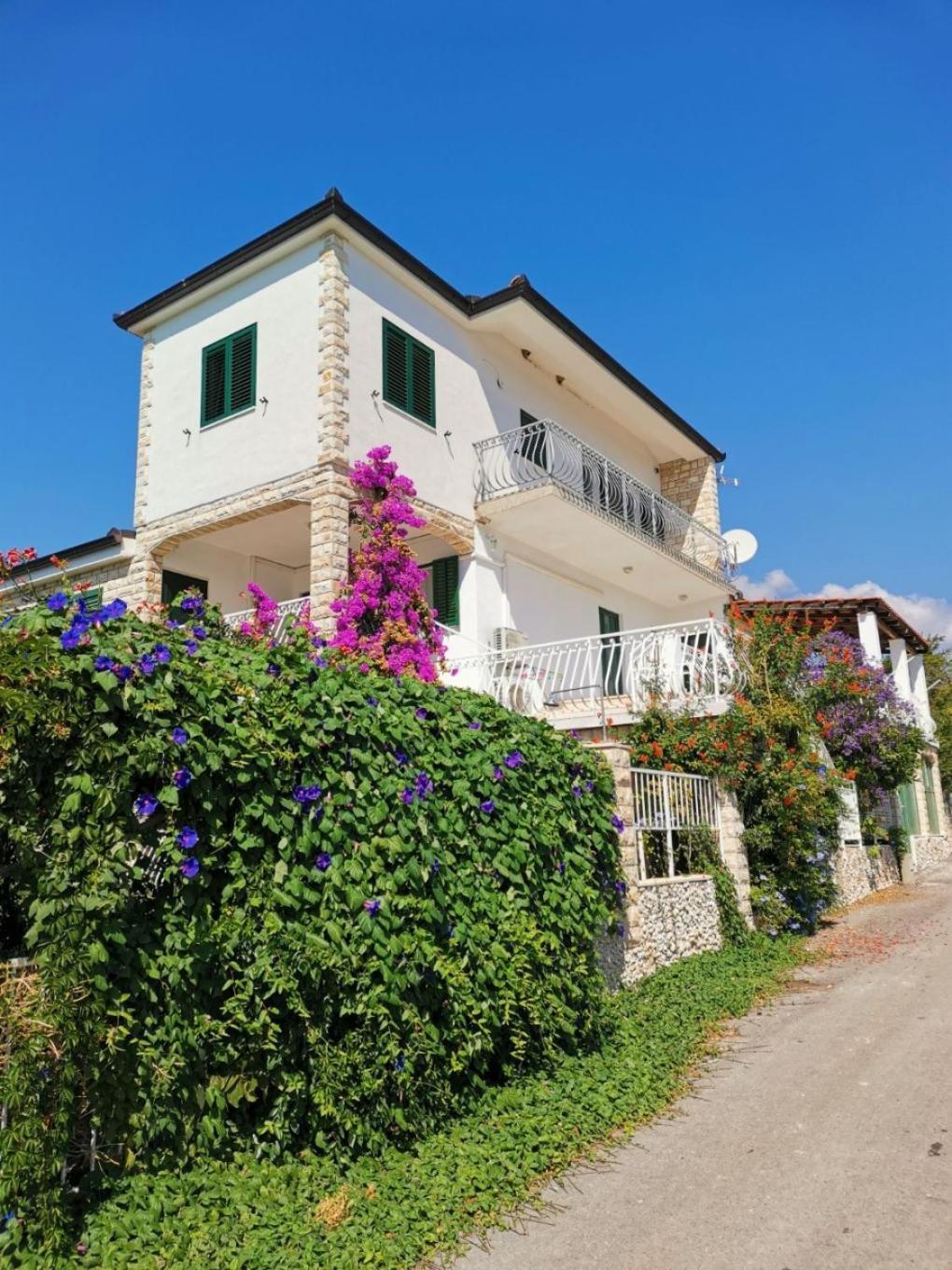 Apartments Srdan Vinišće Eksteriør bilde