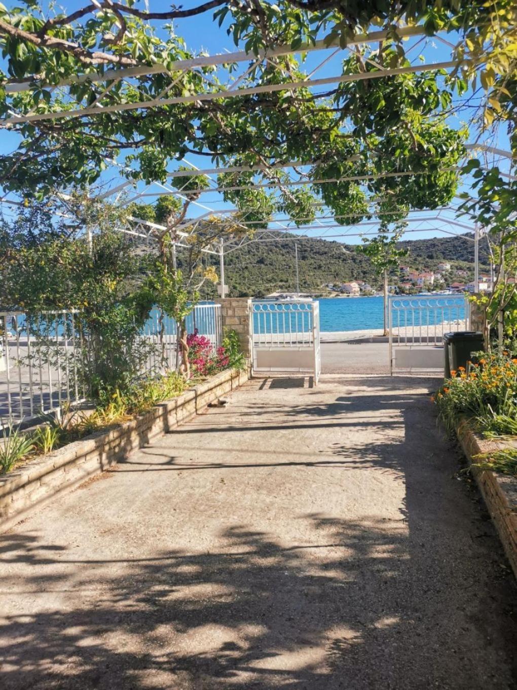 Apartments Srdan Vinišće Eksteriør bilde