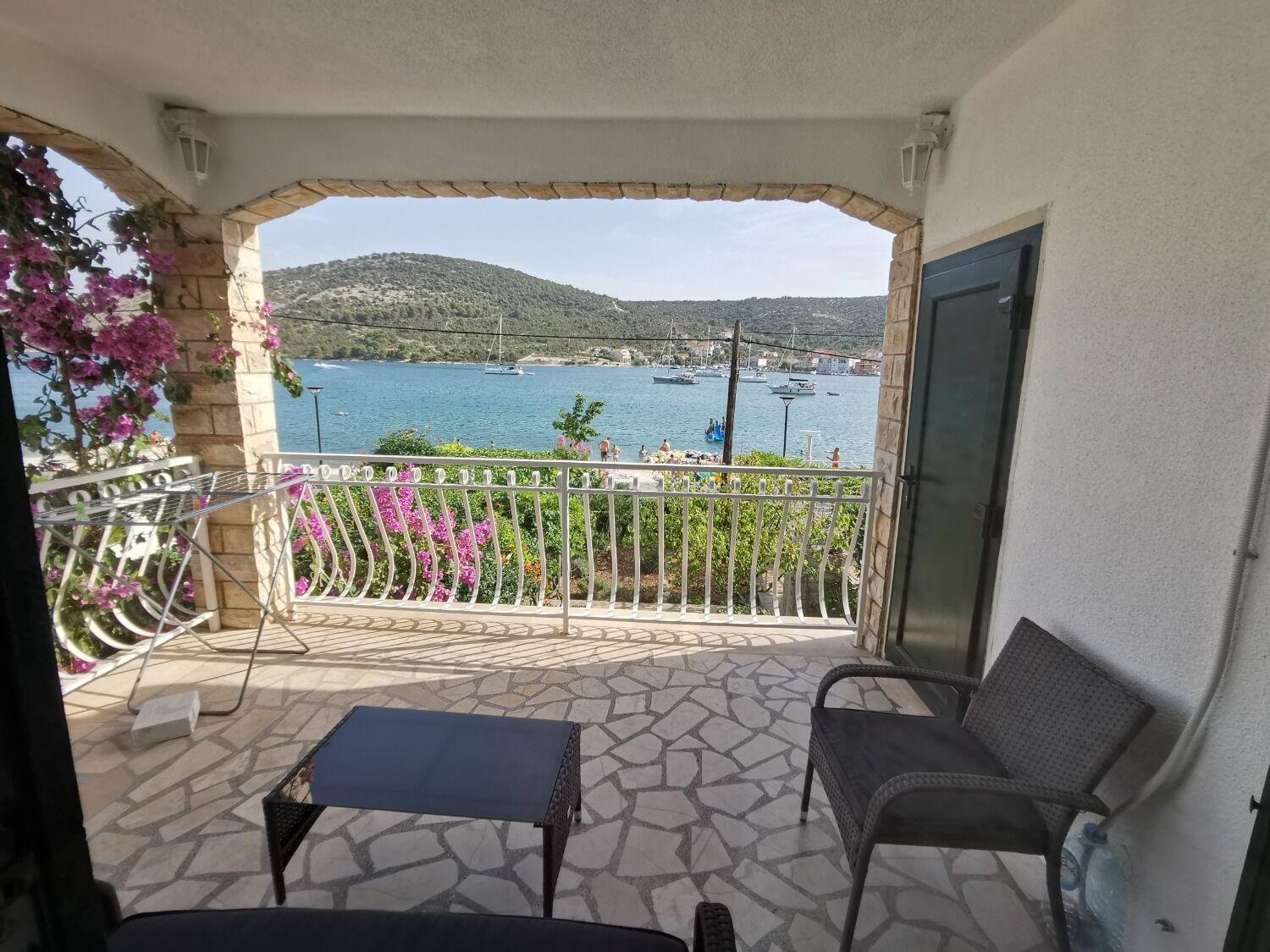 Apartments Srdan Vinišće Eksteriør bilde